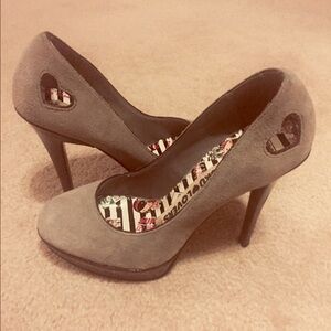 Grey Pumps w/ cut out heart 💜